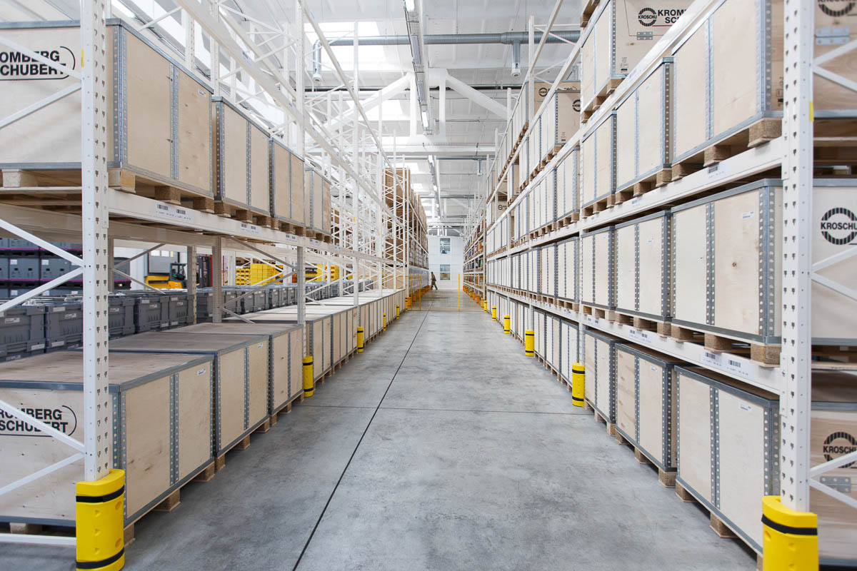 Lagerregale mit Holz-Transportboxen.